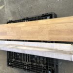 アウトレット (3ケース売り切り) ナラ 無垢 (ウレタンクリア塗装) 板を4枚並べています
