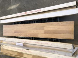 アウトレット　（3ケース売り切り）　ナラ　無垢　床暖房　75幅　（ウレタンクリア塗装）　板を4枚並べています