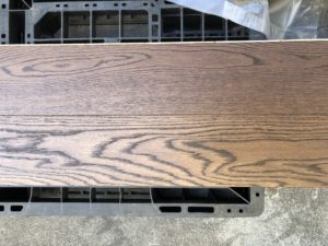 アウトレット　（18ケース売り切り）　オーク　複合　（ウレタン着色塗装(こげ茶色)）　ブラッシング　節有　板を2枚並べています