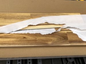 緩衝用の紙が表面に張り付いています。少し力を入れてこすると取れます。