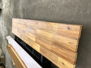 塗装にむらがあります。板を4枚並べています
