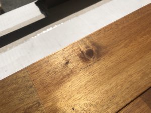 アウトレット　（18ケース売り切り）　アカシア　ユニ　無垢　（着色オイル塗装（チーク色））　板2枚並べています
