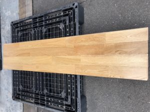 アウトレット　（3ケース+おまけ8枚　売り切り）　ナラ　無垢　（ウレタンクリア塗装）　板を4枚並べています