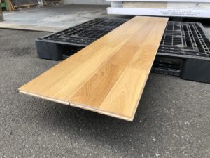 アウトレット　（3ケース+おまけ8枚　売り切り）　ナラ　無垢　（ウレタンクリア塗装）　板を4枚並べています