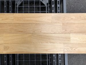 アウトレット　（3ケース+おまけ8枚　売り切り）　ナラ　無垢　（ウレタンクリア塗装）　板を4枚並べています