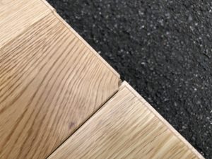 アウトレット　（3ケース+おまけ8枚　売り切り）　ナラ　無垢　（ウレタンクリア塗装）　板の端が欠けている板が1枚あります