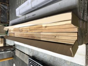 アウトレット　（3ケース売り切り）　アカシア　無垢　（ウレタン着色塗装(チーク色)）　梱包の様子