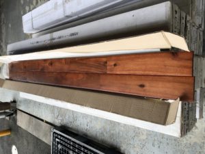 アウトレット　（3ケース売り切り）　アカシア　無垢　（ウレタン着色塗装(チーク色)）　板を2枚並べています
