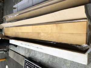 アウトレット　（3ケース売り切り）　カバ　無垢　（自然塗装）　板を2枚並べています。少し黄味の強いオイルです。