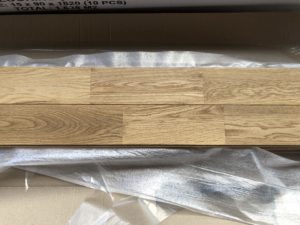 アウトレット　（2ケース売り切り）　ワイルドオーク　無垢　（ウレタンクリア塗装）　節有　板を2枚並べています