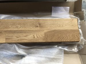 アウトレット　（2ケース売り切り）　ワイルドオーク　無垢　（ウレタンクリア塗装）　節有　板を2枚並べています