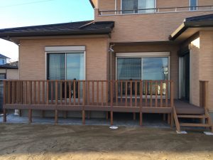 ｳﾘﾝ縦格子・階段 (ﾃﾞｯｷ・幕板は人工木)