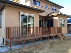 ｳﾘﾝ縦格子・階段 (ﾃﾞｯｷ・幕板は人工木)
