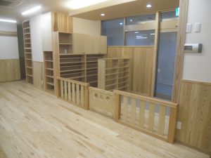 不燃・杉(奥のガラスの高い腰壁部分と天井) 保育園