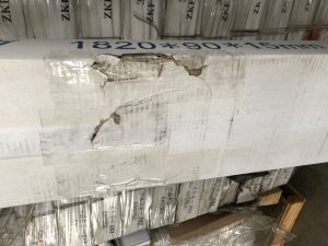 外箱の破損補修部分