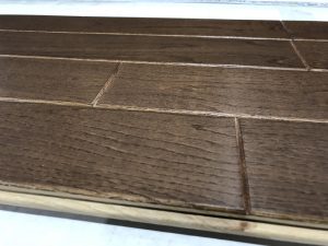 アウトレット　ナラ　V溝付　ダーク　面取部分塗装不良